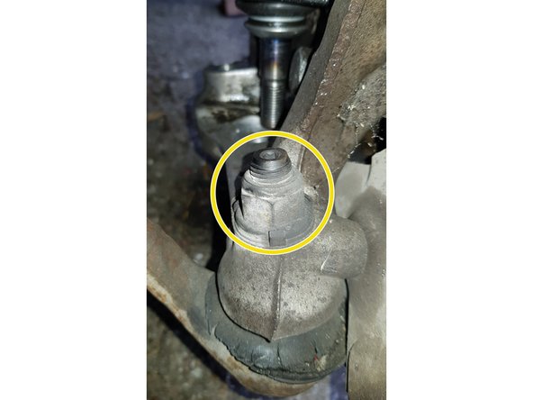 Avec une douille de 21mm débloquez l'écrou.