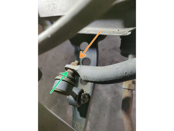 A l'aide d'un cliquet et d'une clé plate de 17 mm, dévisser l'écrou de la rotule