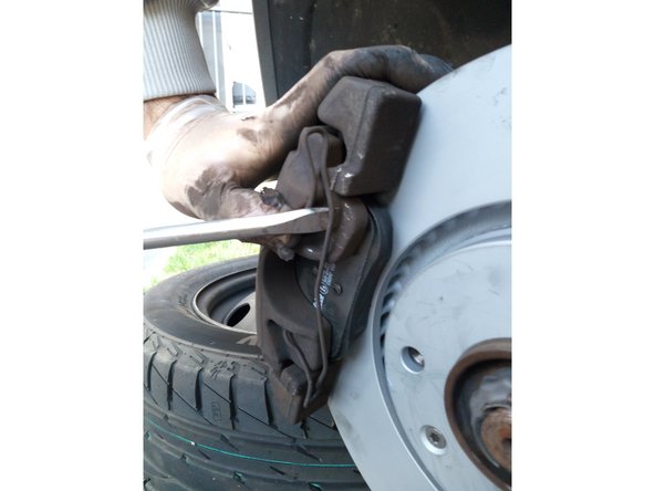 Visser les deux écrous avec la clé Allen de 7 et remettre les deux caches poussières