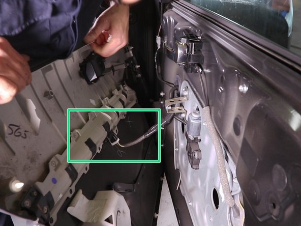 A l'aide d'un tournevis plat retirer  (déclipsser) le bouton de lève vitre