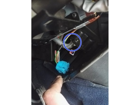 Visser la bride (2 vis) (en serrant progressivement des deux cotés)