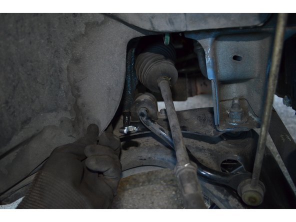 Avec une clé de 10mm, retirez les 2 vis.