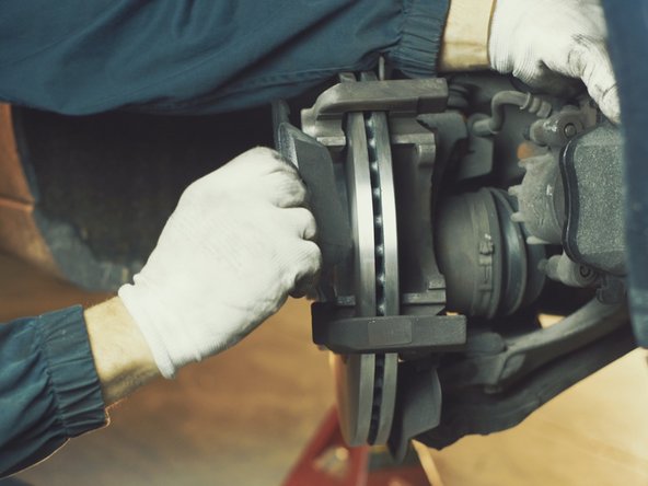 Replacer la seconde plaquette sur la chape de l'étrier