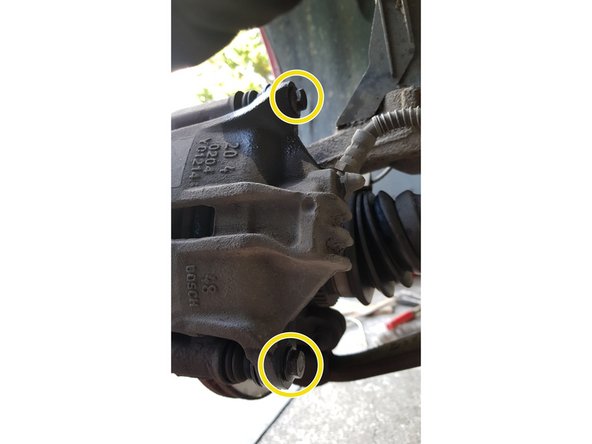 Pulvérisez du lubrifiant puis avec une douille de 13mm retirez les 2 vis.