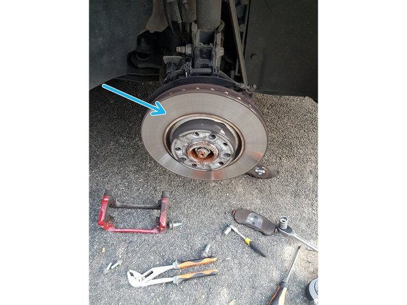 
We will now reassemble the second part of the caliper so that we can put our new brake pads back on.
