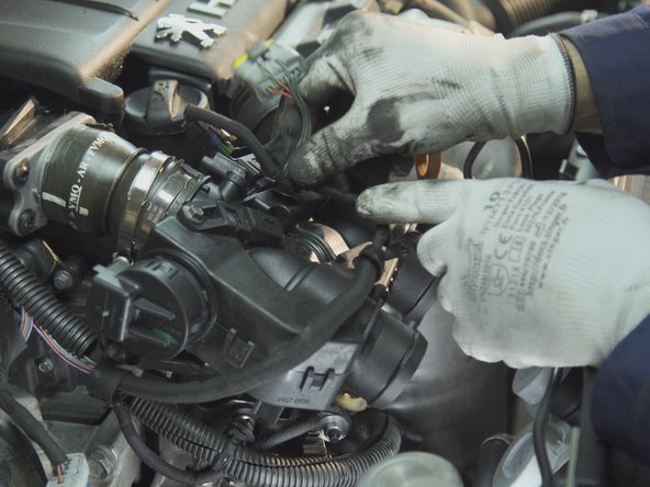 Rebrancher les différents connecteur et agrafes sur le boitier papillon