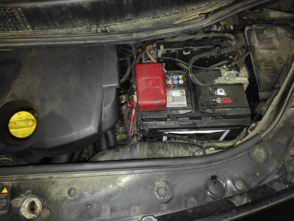 Photo 1:  on replace la batterie et on serre les cosses sur les bornes + et - à l'aide de la clé plate de 10.