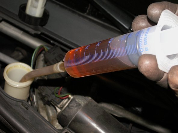 Le fait de repousser les pistons fait remonter le niveau de liquide. Si le niveau dépasse le maxi il faut en aspirer avec une seringue