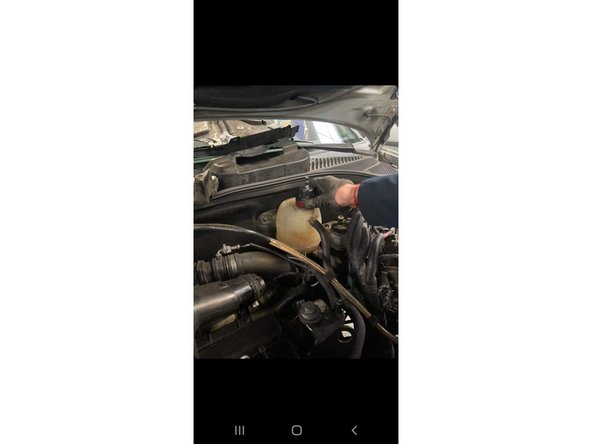 Enlever le bouchon de refroidissement et mettre celui que vous allez faire la vérification