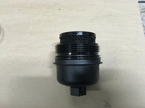 Desserrer le filtre à huile a l'aide de la clé a sangle