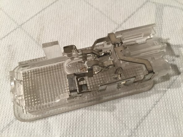 
Insert the bulb base and push gently to secure it in its holder.
