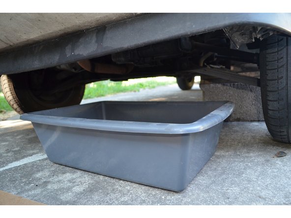 Placez un bac de récupération sous le véhicule.