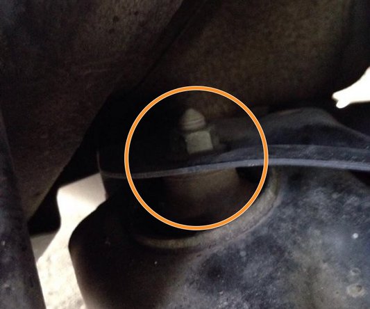 Lors du dévissage, si vous avez des difficultés, n'hésitez pas à mettre du dégrippant sur le filetage ainsi que la pièce pour faciliter le démontage.