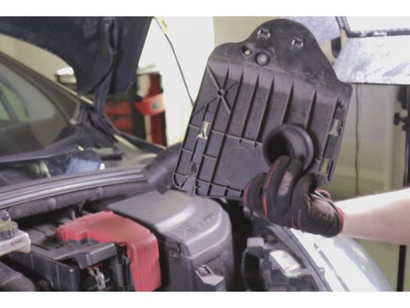 Retirer la première partie de la durite d'entrée du filtre à air