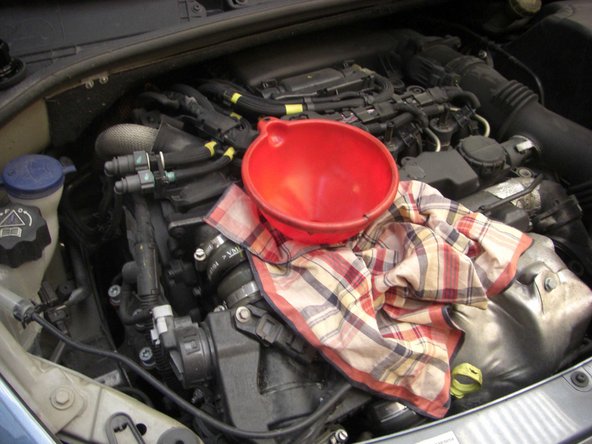 2. Verser l'huile avec un entonnoir, en vous arrêtant régulièrement pour vérifier le niveau avec la jauge (attendre au moins 5 secondes entre chaque arrêt).