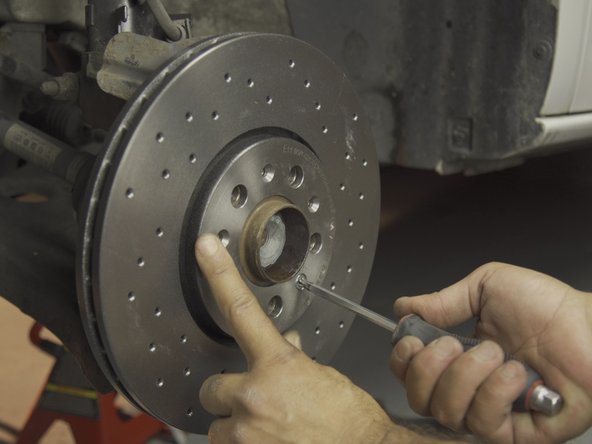 Si la vis n'est pas fournie, replacer l'ancienne en faisant attention de ne pas abîmer la tête au serrage