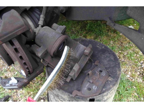 Avant de remettre vos nouvelles plaquettes, un petit coup de brosse métallique pour nettoyer toute la crasse accumulée, et qui peut gripper les mécanismes.