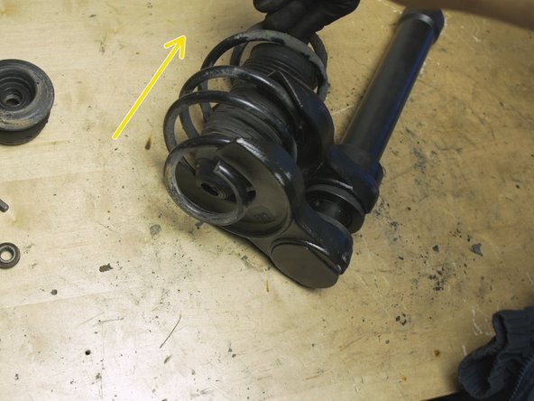 Tirer simplement sur l'amortisseur pour le dissocier du ressort