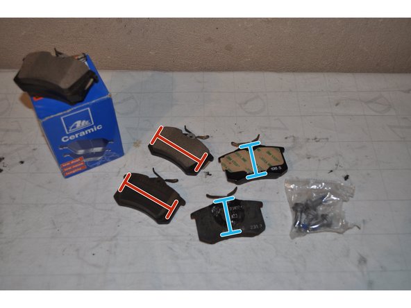 Comparer les dimensions des plaquettes de frein.