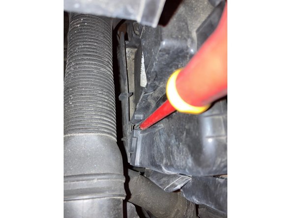 Prenez un tournevis plat de grande taille.