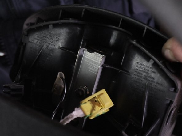 Retirer le connecteur en faisant levier avec le tournevis plat