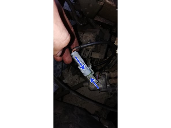 Reconnectez et clipsez les connecteurs sur leur support.