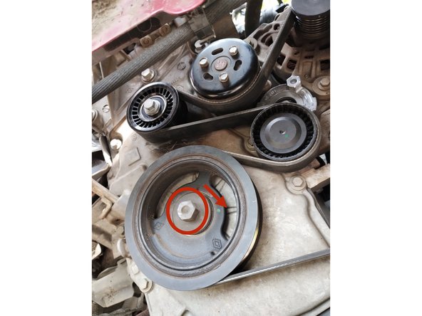 Faire tourner la poulie de vilebrequin de 2 tours en agissant sur sa vis à l'aide d'une clé de diamètre 19