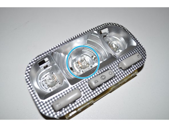 Insérer la nouvelle ampoule dans son logement.