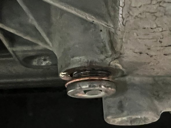 on passe maintenant a la vidange on prend un gros cliquet et une douille adapté pour ouvrir mais il faut le faire lentement pour éviter les éclaboussure puis on nettoie la vis de vis de vidange et on change le joint de la vis et puis on le revisse en regardant bien si ces bien plaqué et étanche