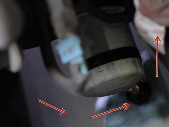 Placer une bassine sous l'emplacement du filtre