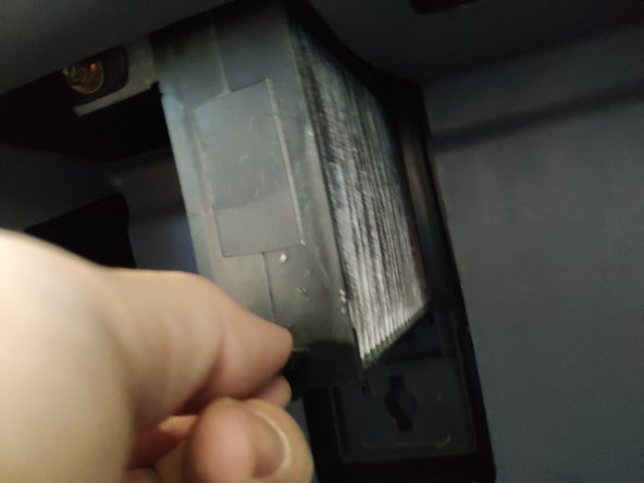 Le filtre d'habitacle est composée de deux éléments : un élément supérieur et un élément inférieur.