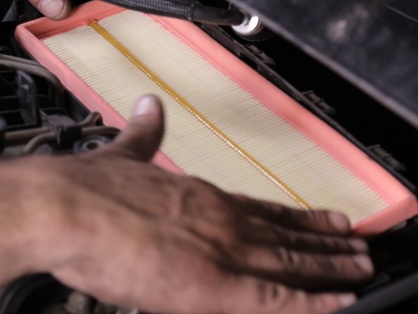 Replacer le nouveau filtre à air dans la boite à air , bien vérifier que ce dernier soit bien insérer