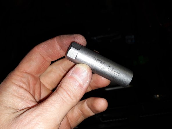 Pour dévisser les bougies, il faut une douille spéciale bougie de 14 qui viendra les maintenir dans la douille une fois dévisser pour pouvoir les récupèrer