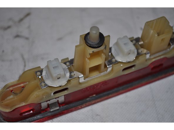 Insérer le porte-lampe dans le bloc du feu et le verrouiller par un quart de tour