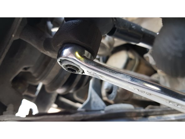 Avec une clé BTR de 6mm et une clé à œil de 18mm serrez l'écrou de la rotule.