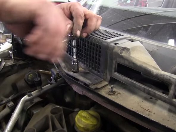 Remettre la baie de pare-brise (clipser et tout revisser)