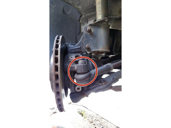 Déserrer l'écrou de rotule de direction