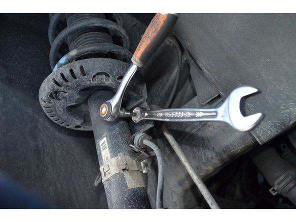 Utilisez une clé de 16mm pour dévisser et un embout Torx T30 pour maintenir l'axe.