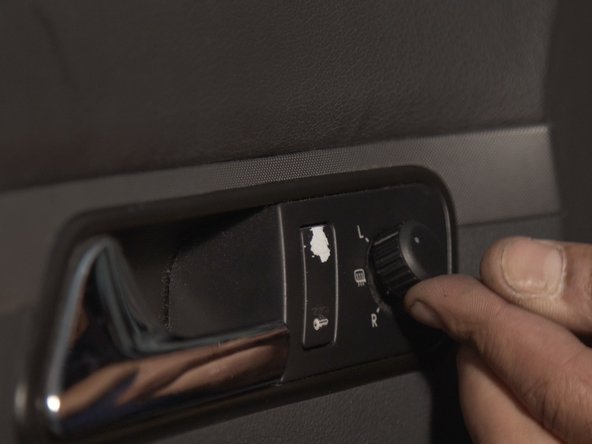 Essayer le clignotant et le réglage du rétroviseur avant de prendre la route