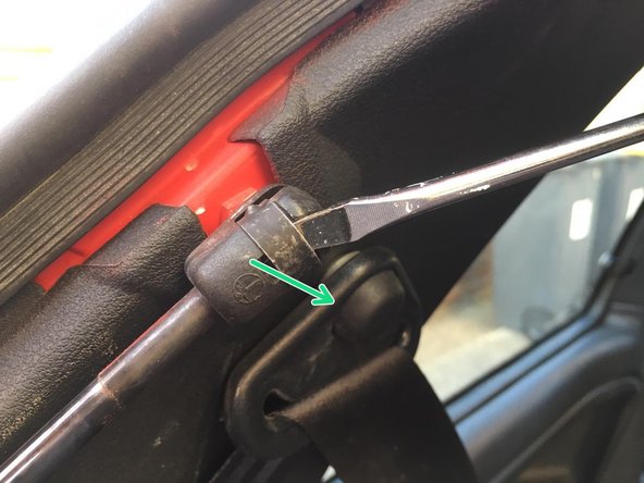 
The jack is now removed, the tailgate may want to close suddenly. Place a brush to avoid any incident
