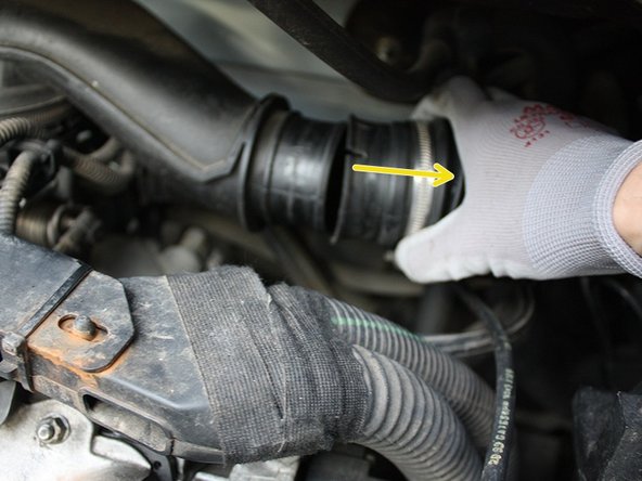 Déboîter les deux conduits d'air en tirant dessus, il faut parfois forcer un peu.