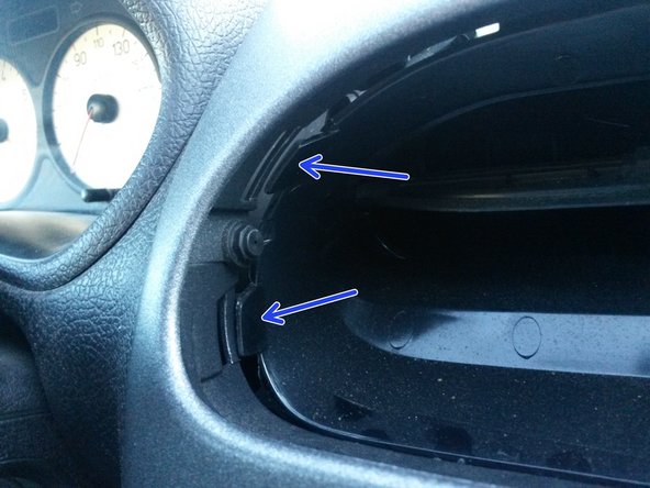 Retirer le conduit d'aération en en appuyant sur les 4 clips de chaque coté