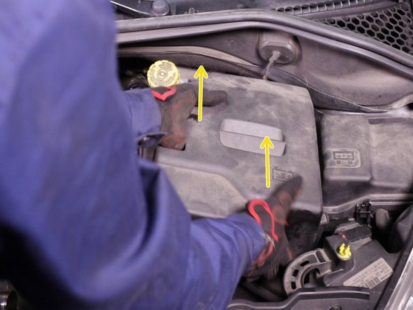 Retirer les 2 caches de la batterie