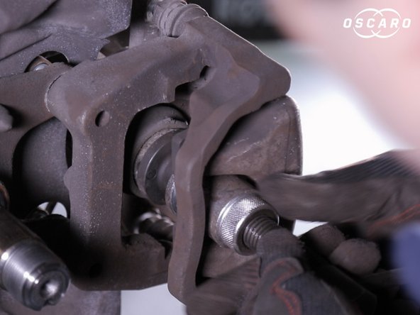 Une fois le piston repoussé retirer la  l’étrier et la chape