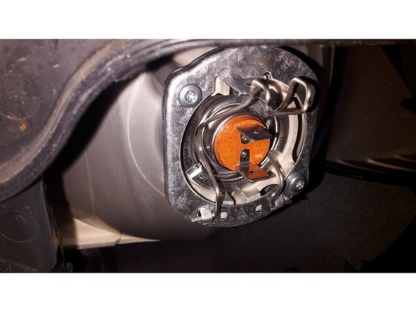 Mettre la nouvelle ampoule en place avec l'ergot vers le haut.