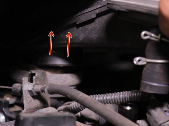 tirer la boite à air vers le haut en la décrochant tout d’abord du conduis d'admission