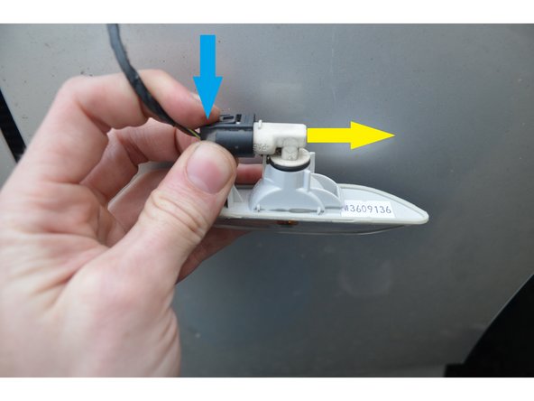 Appuyez sur la connectique noire.