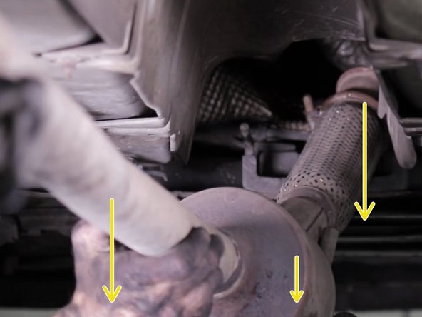 Tirer sur le catalyseur vers l'arrière puis décendre l'avant du catalyseur pour le sortir