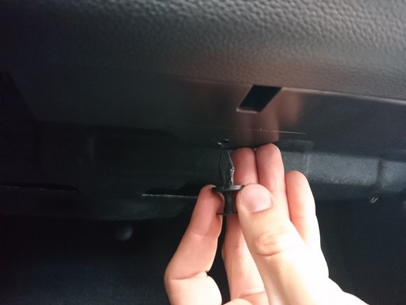 Pour ce faire, insérer un tournevis entre les 2 parties du pion puis tirer sur la partie centrale