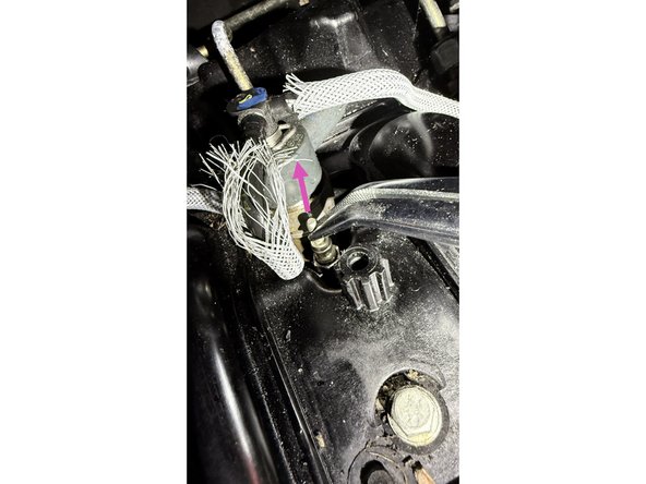 Dévisser avec grande précaution les bougies. L'effort ne doit pas être énorme. Si besoin, procéder en plusieurs fois et remettre du dégrippant pour aider à l'extraction. Les filetage des bougies étant de bonne taille (M10), elle ne devrait pas être difficiles à extraire.